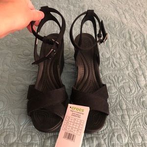 Women’s Leigh II crosstrap Size 8 Crocs